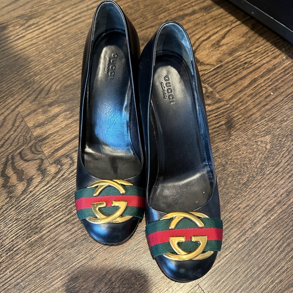 Gucci leather pumps